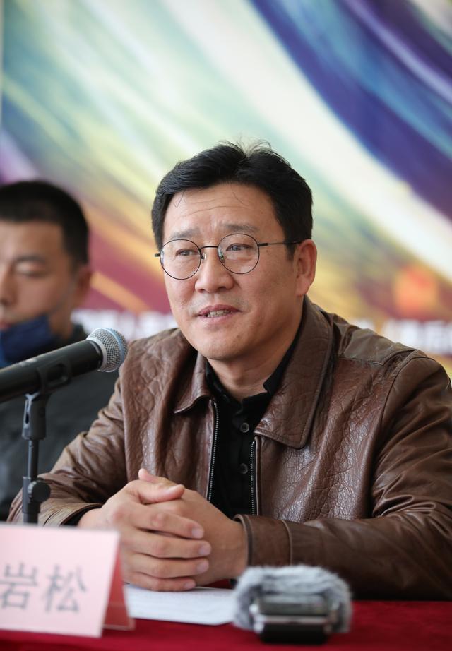 侯岩松主演话剧《铁流东进》