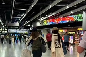 杨幂低调赴港探望小糯米，母女情深引热议
