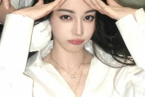 迪丽热巴颠覆美学营业照：自然美引发社交革命