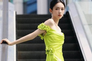 周也柠檬绿礼服穿搭：优雅活力尽显时尚态度