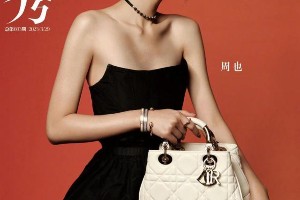 周也烟熏妆摇滚风与甜妹造型对比，时尚感十足